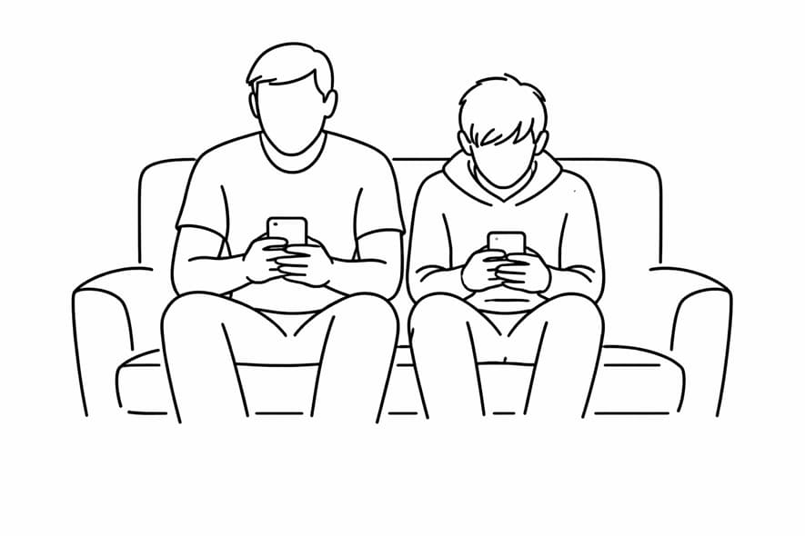 Ein Erwachsener und ein Jugendlicher sitzen nebeneinander auf einem Sofa und schauen auf ihre Smartphones.