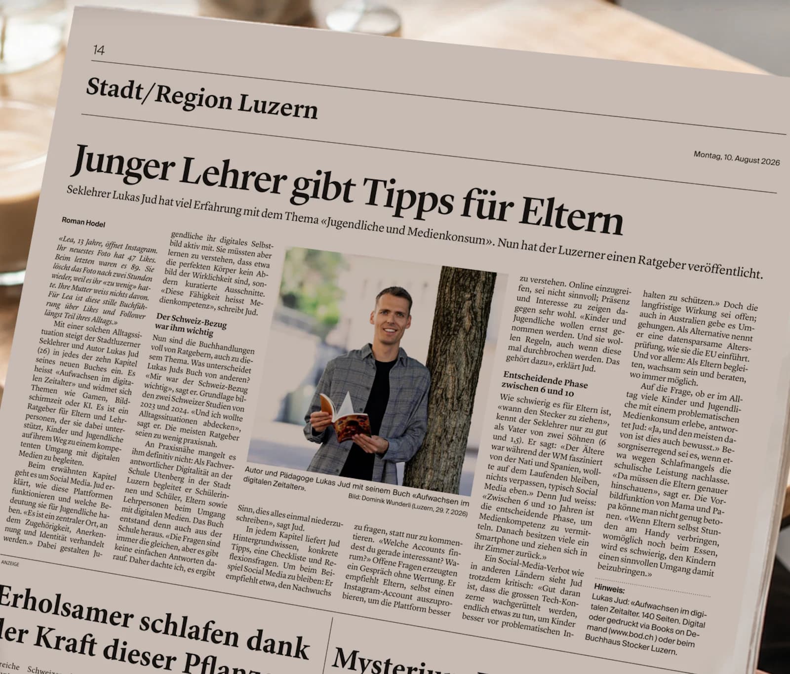 Fotografierte Zeitungsseite mit dem Artikel über Lukas Jud und sein Buch